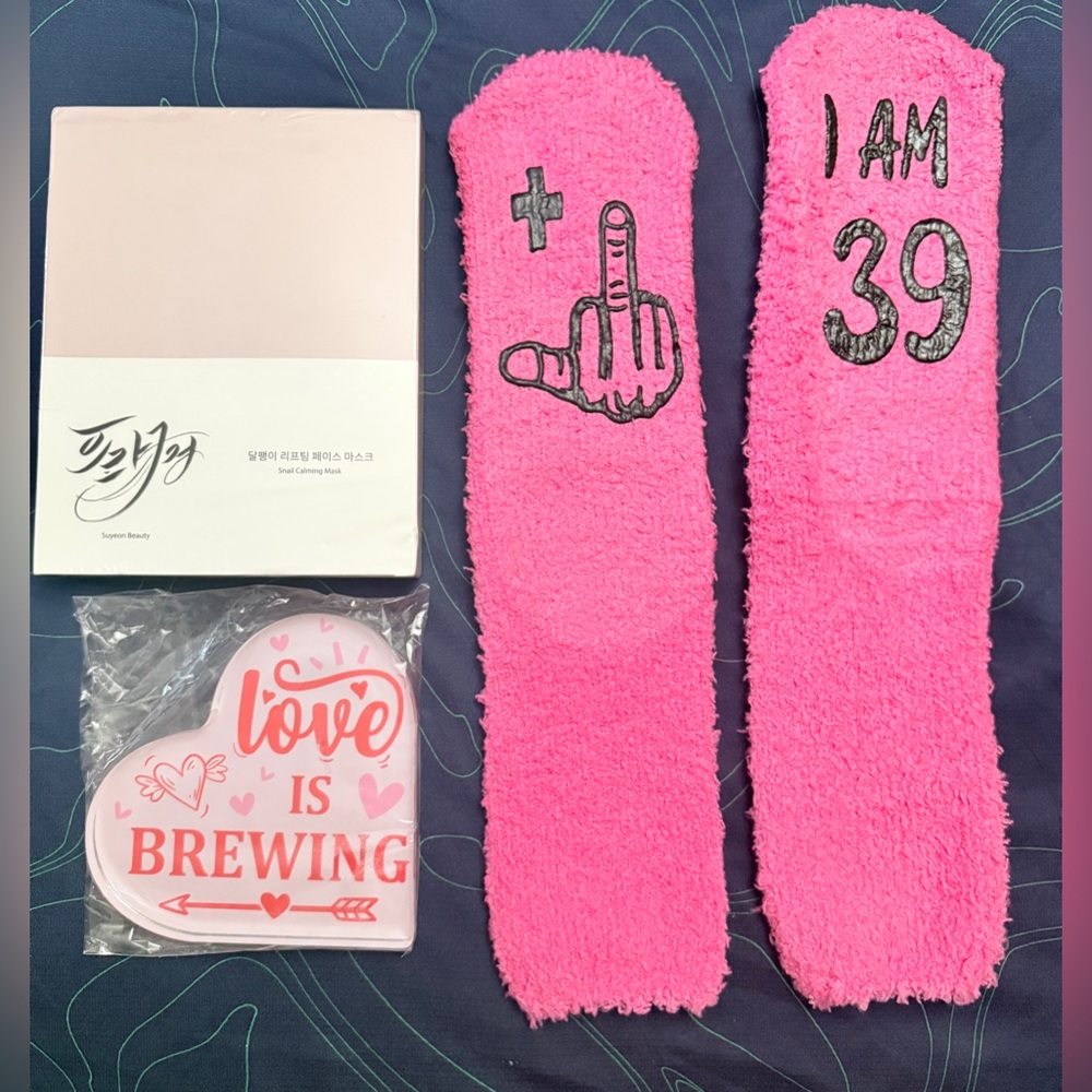Suyeon Beauty Korean snail calming Mask 4-Pack birthday socks and heart